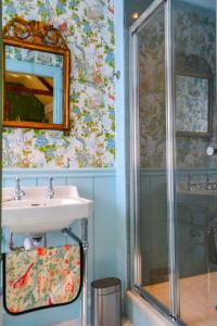 bagno con lavandino e doccia di The Munches Room at Buittle Castle a Castle Douglas