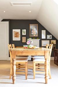 uma sala de jantar com uma mesa de madeira e cadeiras em The Den at Backwell Down em Nailsea