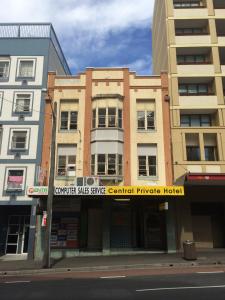 un edificio sul lato di una strada cittadina di Central Private Hotel a Sydney