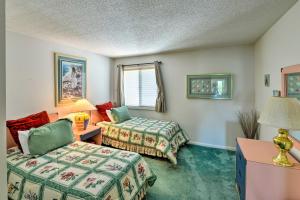 Letto o letti in una camera di Point Emerald Resort Retreat Walk to Beach!