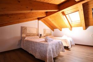 Cama o camas de una habitación en Casas Rurales Bestue-Ordesa