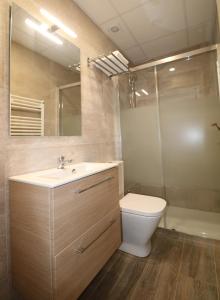 un bagno con lavandino, WC e doccia di Casas Rurales Bestue-Ordesa a Bestué Altre 28 foto