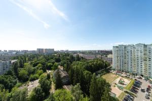 una vista aérea de una ciudad con árboles y edificios en Новая квартира переулок Ясиноватский 11 en Kiev
