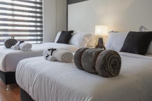 ein Schlafzimmer mit 2 Betten und Handtüchern darüber in der Unterkunft Hotel Z3 in Pereira