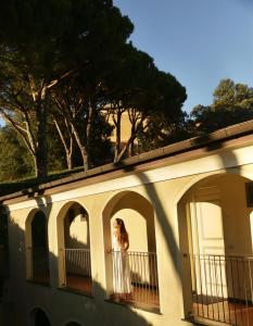 Villa Agnese في سيستري ليفانتي: امرأة تقف على شرفة مبنى