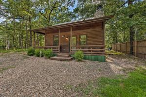 Gallery image of Ideally Located Broken Bow Cabin - Private Hot Tub in Broken Bow