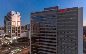 um edifício alto com as palavras Los Angeles Hotel em ibis Budget Ribeirão Preto Vila do Golf em Ribeirão Preto