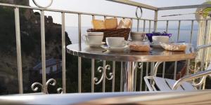 Coffee and tea making facilities at La Casa di Sara