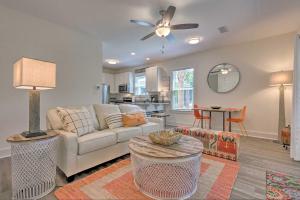 Istumisnurk majutusasutuses Bright Condo with Pool, 3 Blocks to Santa Rosa Beach