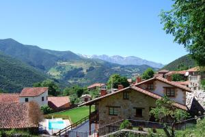 ein kleines Dorf mit Bergen im Hintergrund in der Unterkunft Casa Rural Los Llares in Lerones