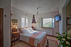 Borgo Riccio tesisinde bir odada yatak veya yataklar