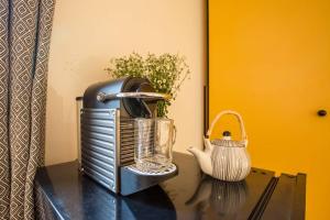 einen Tisch mit einem Mixer und einem Wasserkocher in der Unterkunft CHARMING LE MARAIS RETRO in Paris