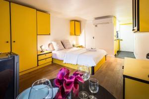 ein Schlafzimmer mit einem Bett und einem Tisch mit Blumen darauf in der Unterkunft CHARMING LE MARAIS RETRO in Paris