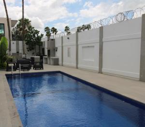 una piscina en medio de un edificio en Stay Inn Hotels en Reynosa
