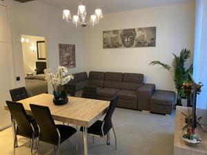 una sala de estar con una mesa y un sofá en ZEN and Charming - Center -5 min walk to Sea- 2BR, en Niza