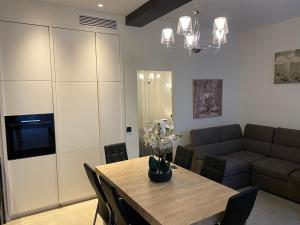 una sala de estar con una mesa y un sofá en ZEN and Charming - Center -5 min walk to Sea- 2BR, en Niza