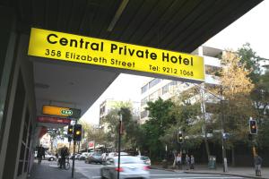 un cartello per un hotel in una strada di città di Central Private Hotel a Sydney