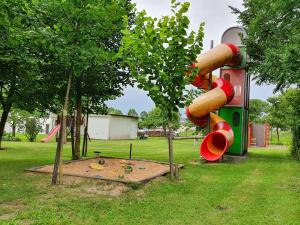 einen Spielplatz mit Rutsche in einem Park in der Unterkunft Stempfle's Landgasthaus zum Kreuz in Unterschneidheim