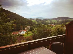 una vista sulla valle dal balcone di una casa di Pension Brandner a Altrandsberg