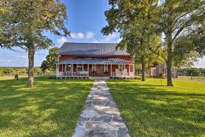 Imagem da galeria de Chic Farmhouse - Wine Tasting and Church Tour! em Schulenburg