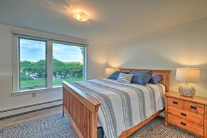 En eller flere senge i et værelse på Lovely Waterfront Owls Head Home with Own Beach