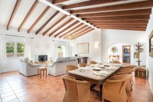 Finca Estancia de Son Gras في فيريريس: غرفة معيشة كبيرة مع طاولة وكراسي