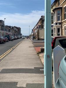 una strada con auto parcheggiate sul lato della strada di Delamere holiday flat a Blackpool