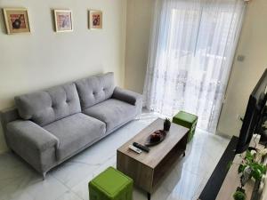 ein Wohnzimmer mit einem Sofa und einem Couchtisch in der Unterkunft 2 Bedroom Cozy Apartment near Tourist Area, 200m from sea in Paphos