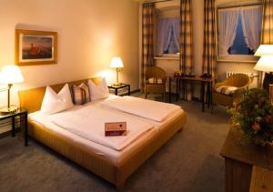 Postel nebo postele na pokoji v ubytování Posthotel Kolberbräu