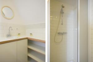 La salle de bains est pourvue d'une douche et d'un lavabo. dans l'établissement Green Alley Studio, à Amsterdam