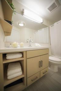 y baño con lavabo y aseo. en Candlewood Suites Miami Intl Airport - 36th St, an IHG Hotel en Miami