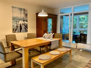 - une salle à manger avec une table et des chaises en bois dans l'établissement Pier39 Ferienwohnung Wassersleben Flensburg, à Harrislee