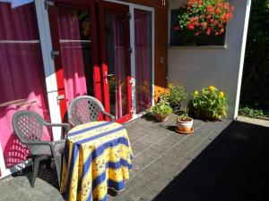 une table avec une couverture jaune et bleue sur une terrasse dans l'établissement B&B 16C Maassluis NL, à Maassluis