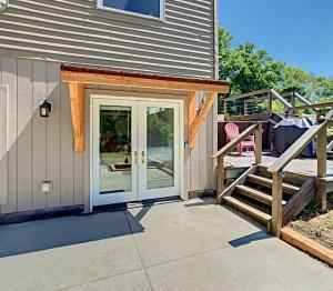 Casa con porche con puerta de cristal en The Maples w/ King Bed, en Ellicottville