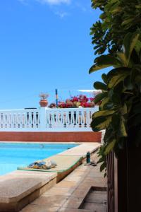 una piscina con vistas a un edificio en Casa Los Palitos, en Monte de Breña