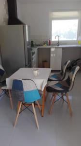 una cucina con tavolo, due sedie e lavandino di Domek z widokiem a Sanok