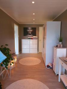 Fotografie z fotogalerie ubytování Spare bedroom in our home in Leknes v destinaci Leknes