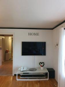 TV a/nebo společenská místnost v ubytování Spare bedroom in our home in Leknes