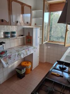 eine Küche mit Kühlschrank und Herd in der Unterkunft Casa Eva in Longoio