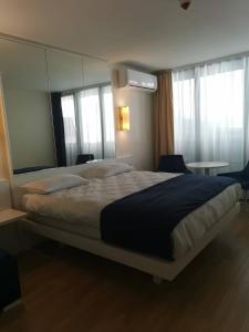 Giường trong phòng chung tại Orbi City