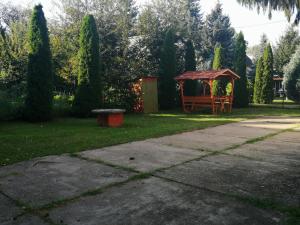 een park met een tuinhuisje in een tuin bij Krisztina Apartman 81 in Hajdúszoboszló