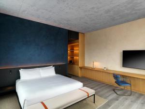 Кровать или кровати в номере Nobu Hotel Chicago