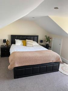 Cama o camas de una habitación en Letting Serviced Apartments - Guards View, Windsor