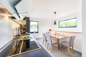een keuken en eetkamer met een tafel en stoelen bij Ferienwohnung am Kleinbahnhof in Binz