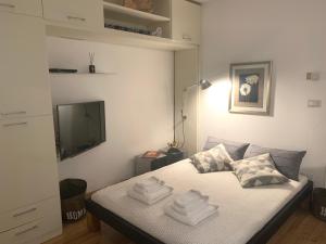 トリエステにあるAppartamento Trieste San Giustoのベッドルーム1室(ベッド1台、タオル2枚付)