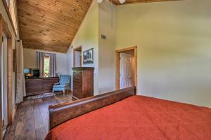A bed or beds in a room at Renovated Home with Private Dock on Watauga Lake