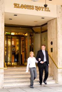 Un uomo e una donna che camminano lungo le scale di un edificio di Blooms Hotel a Dublino