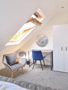 Zimmer mit einem Schreibtisch, Stühlen und einem Fenster in der Unterkunft Albert Duplex Apartment in Hendon NW4 in Hendon