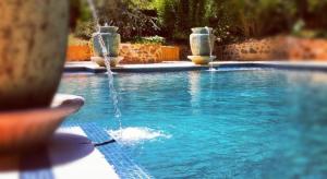 una piscina con una fuente de agua en un patio en Jacobs Creek Retreat - Barossa Valley, en Tanunda