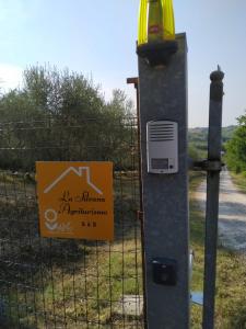 ein Schild auf einem Zaun mit einem Schild drauf in der Unterkunft La Silvana B&B in Coriano